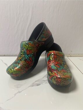 DANSKO Deco Floral Patent Leather Clogs Workwear Staple  size 39/8.5 Comfy